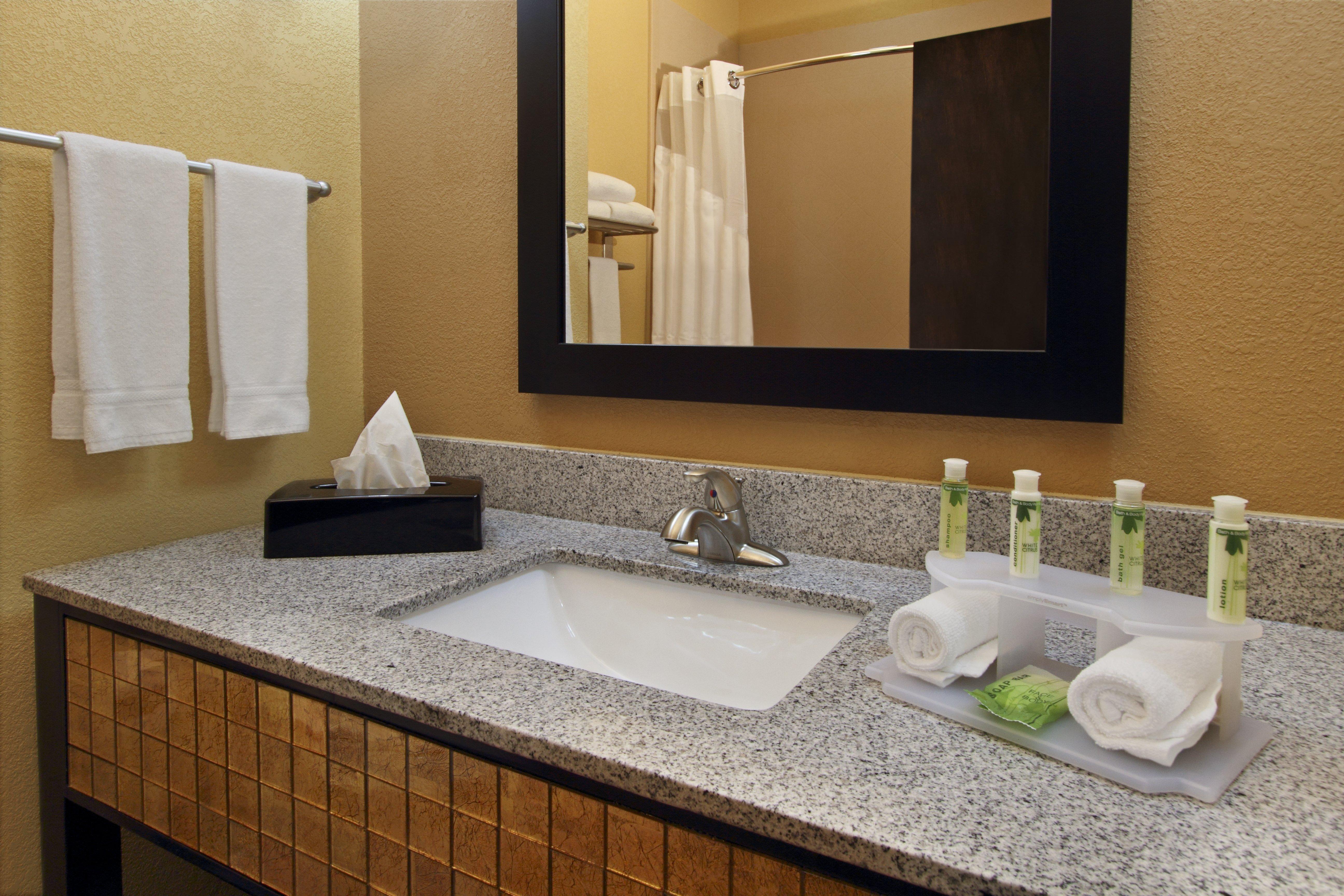 Holiday Inn Express & Suites Houston East - Baytown, An Ihg Hotel Exterior photo